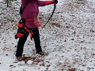 Bogenschützin zielt in winterlicher Landschaft